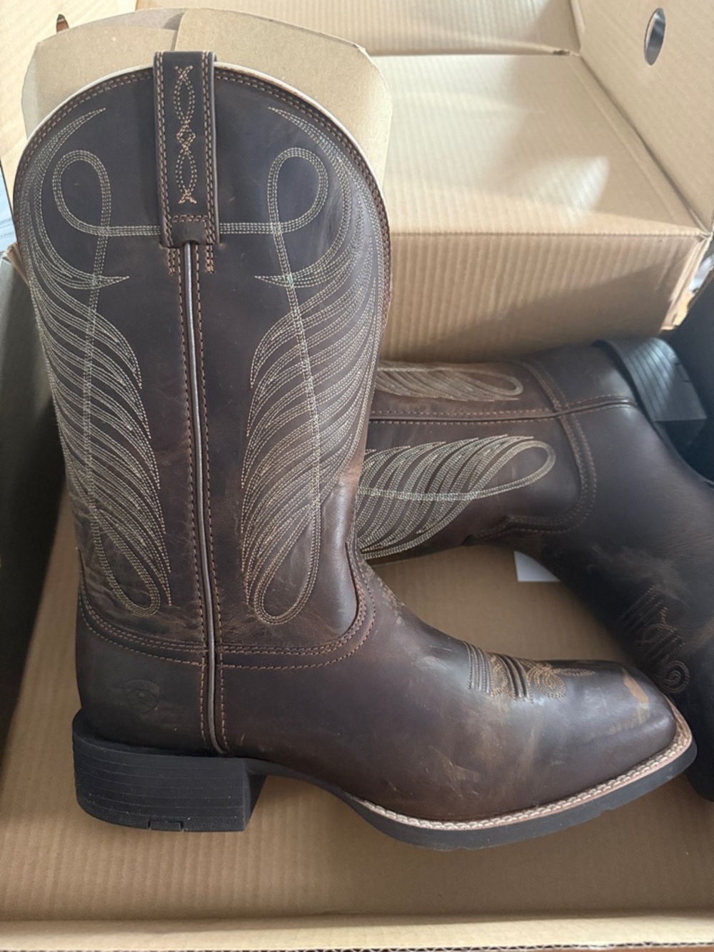 New in box Ariat Round up wide square toe  Western  Cowboy Boots women’s sz 10